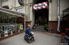 «Готов платить 10 рублей за бокал, но как заехать?» Попадет ли в модные бары колясочник