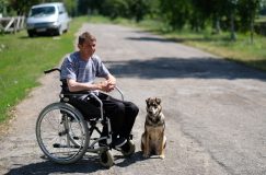«Какая может быть депрессия в деревне? Тут работать нужно!» Белорус с переломом позвоночника поднимает село, живет на $100 и не жалуется