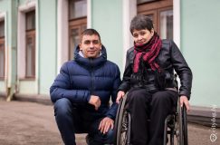«Если водитель автобуса поможет человеку с инвалидностью, его лишат премии». В Минске создали школу патронажного ухода