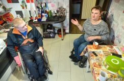 Сломан позвоночник, но не сломана жизнь. Как живет семья, где муж и жена — на коляске