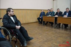 «Люди, опомнитесь!» В Гомеле соседи отказывают инвалиду в установке подъемника