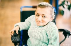 «Зиму просидела взаперти». Женщина с редкой болезнью добивается, чтобы в доме установили подъемник