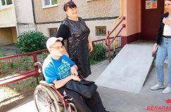 Happy end! Для инвалида-колясочника из Гомеля в подъезде установили подъемник