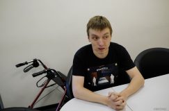«Руки две, а рычагов пять, и, если повезет, надо еще держать руль». Парень с ДЦП о передвижении по Минску