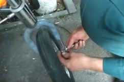 В Гомеле спасатели помогли инвалиду, у которого на улице пробило колесо коляски