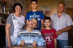 «Моя голова, твои руки». Как живет парень из Лиды, который не говорит, но школу окончил с медалью