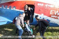 Адреналин и земля как на ладони — под Гомелем люди с ограниченными возможностями прыгнули с парашютом