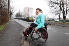 «Бордюры понижаем, но не всё сразу»: о больной теме инвалидов-колясочников и велосипедистов