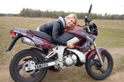 Красавица, байкерша, инвалид. Колясочница из Гомеля после ДТП ищет возможность сама водить сына в школу