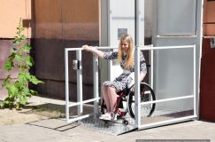 Благодаря установленному подъёмнику гомельчанка Симона Сусло сможет самостоятельно выйти из дома