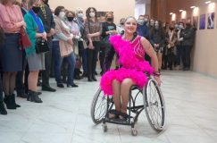 «Избили и бросили в заведённой машине»: история жизнерадостной гомельчанки, которая танцует на инвалидной коляске